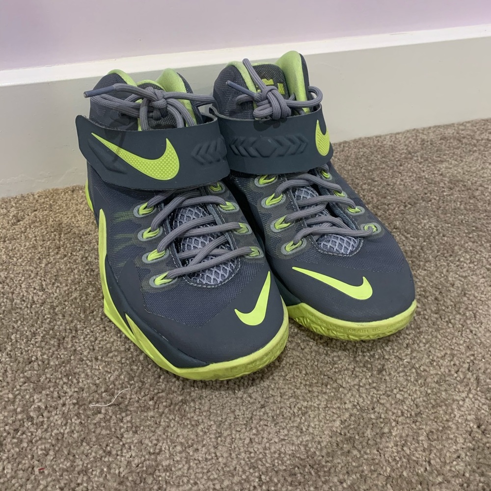 Nike Soldier VIII GS Lebron Basketball Shoes